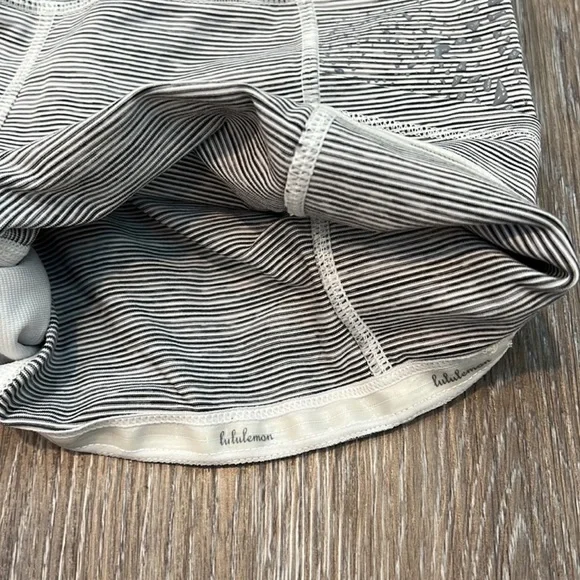 Lululemon Shorts - Size 4 - Picture 3 of 12